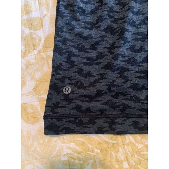 Lululemon T Shirt Top Mens M Gray Camo Short Sleeve Crew Neck - Picture 3 of 3